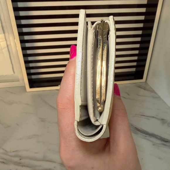 Louis Vuitton Cream Butter Yellow Monogram Vernis Kisslock Wallet - Picture 7 of 9